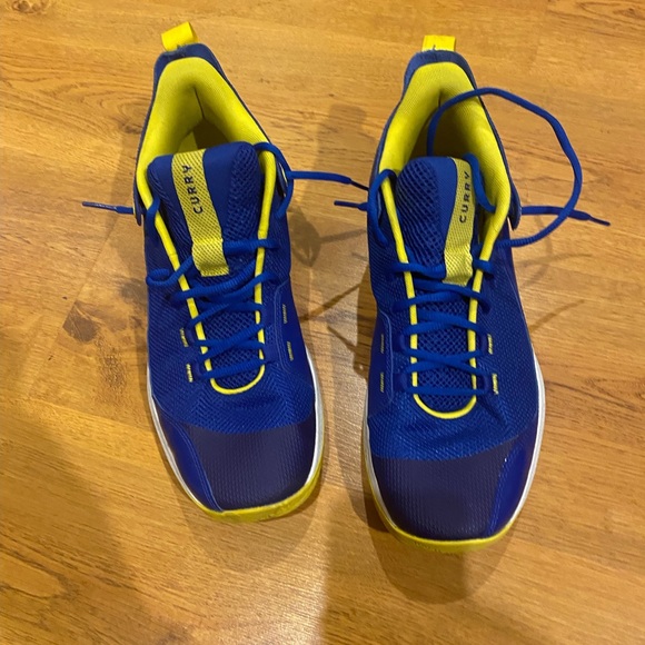 Under armour curry - Picture 1 of 3